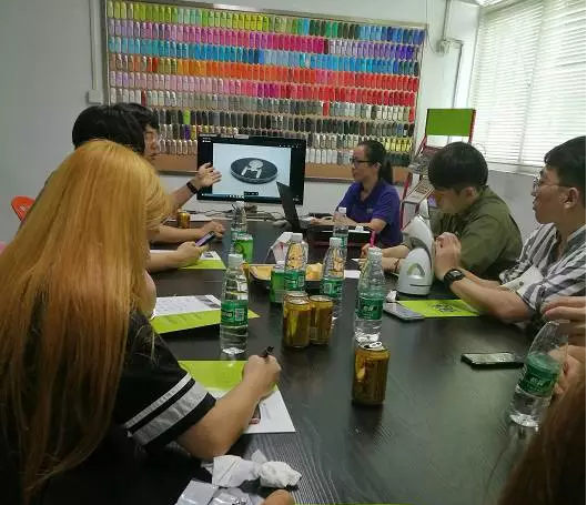 學生們在結合實例學習手板模型制作