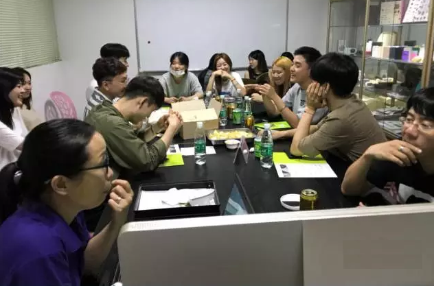 老師和同學在學習手板模型制作后，自己動手組裝的產(chǎn)品